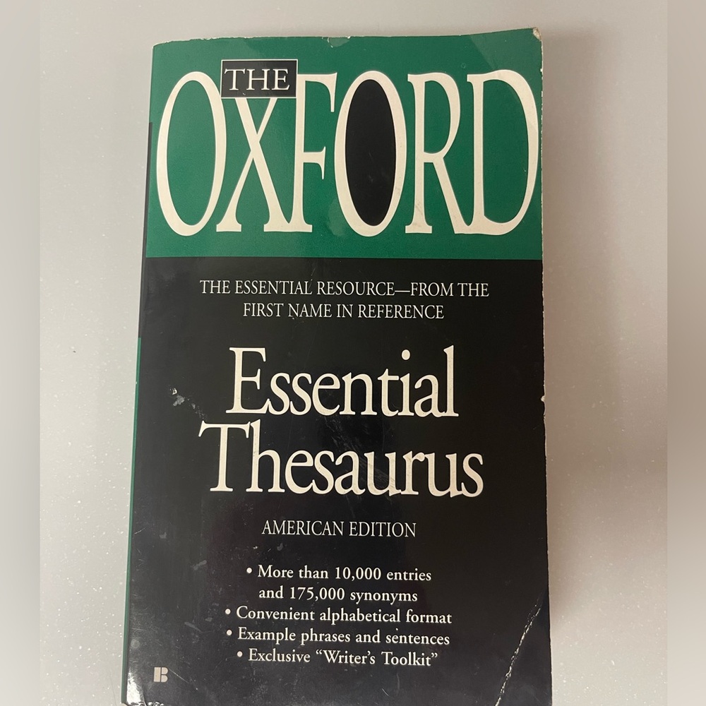 Oxford Essential Thesaurus in Green and Black